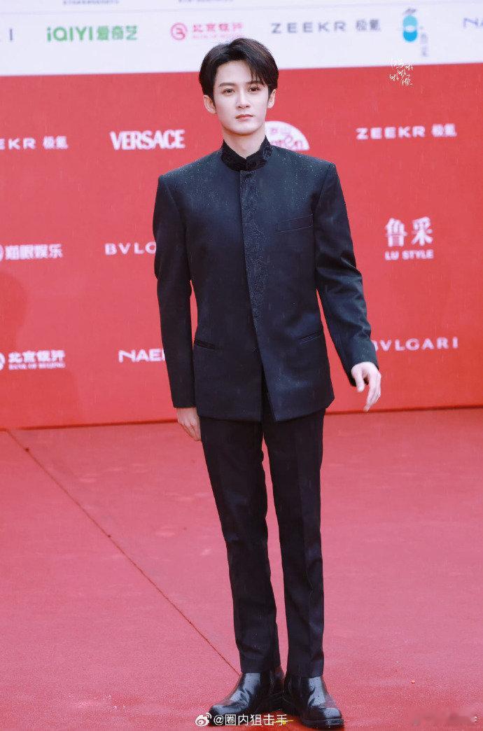 檀健次北影节开幕式红毯生图檀健次北影节开幕式红毯造型檀健次北影节红毯西装造型，生