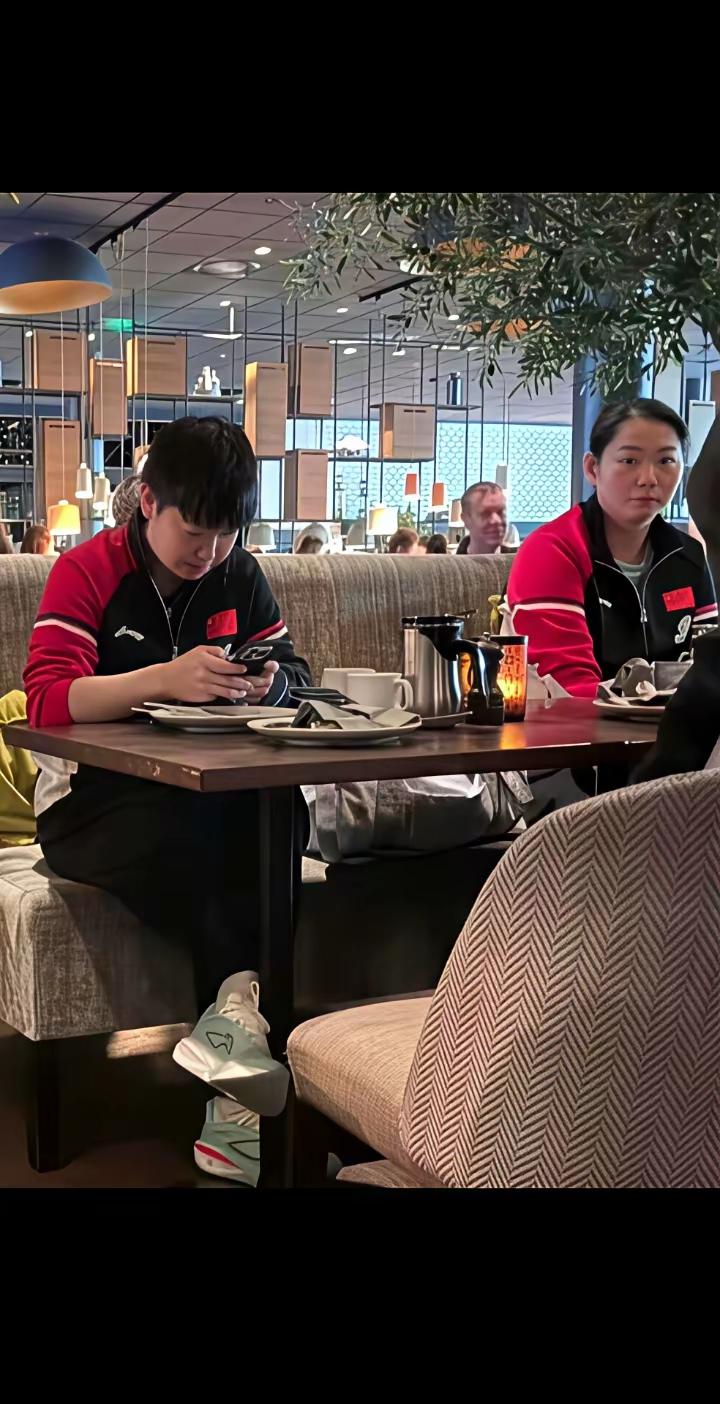 不论在哪里
只要看到莎莎和佳佳
在一起
心咋那么安稳呢？

没有佳佳的莎莎
似乎