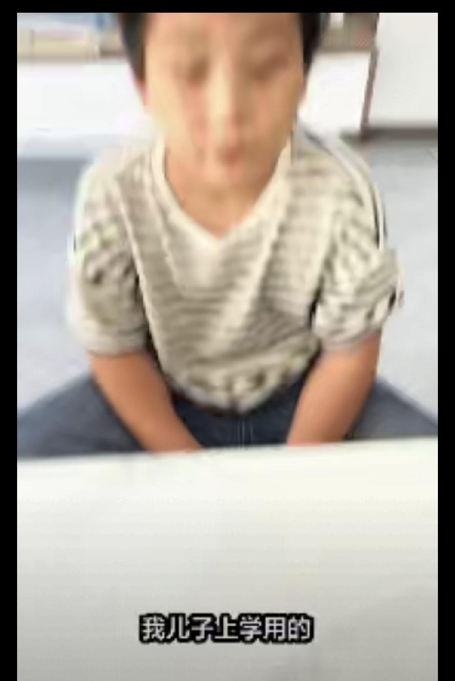 “这小男孩火了！”水杯漏水把语文书泡了个透，怕挨骂的他不哭不闹，竟默默找来白纸铅