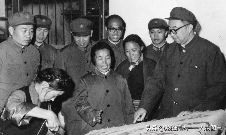 1975年9月7日下午，华国锋在拉萨市地毯厂，仔细观看藏族女工电剪毯花。