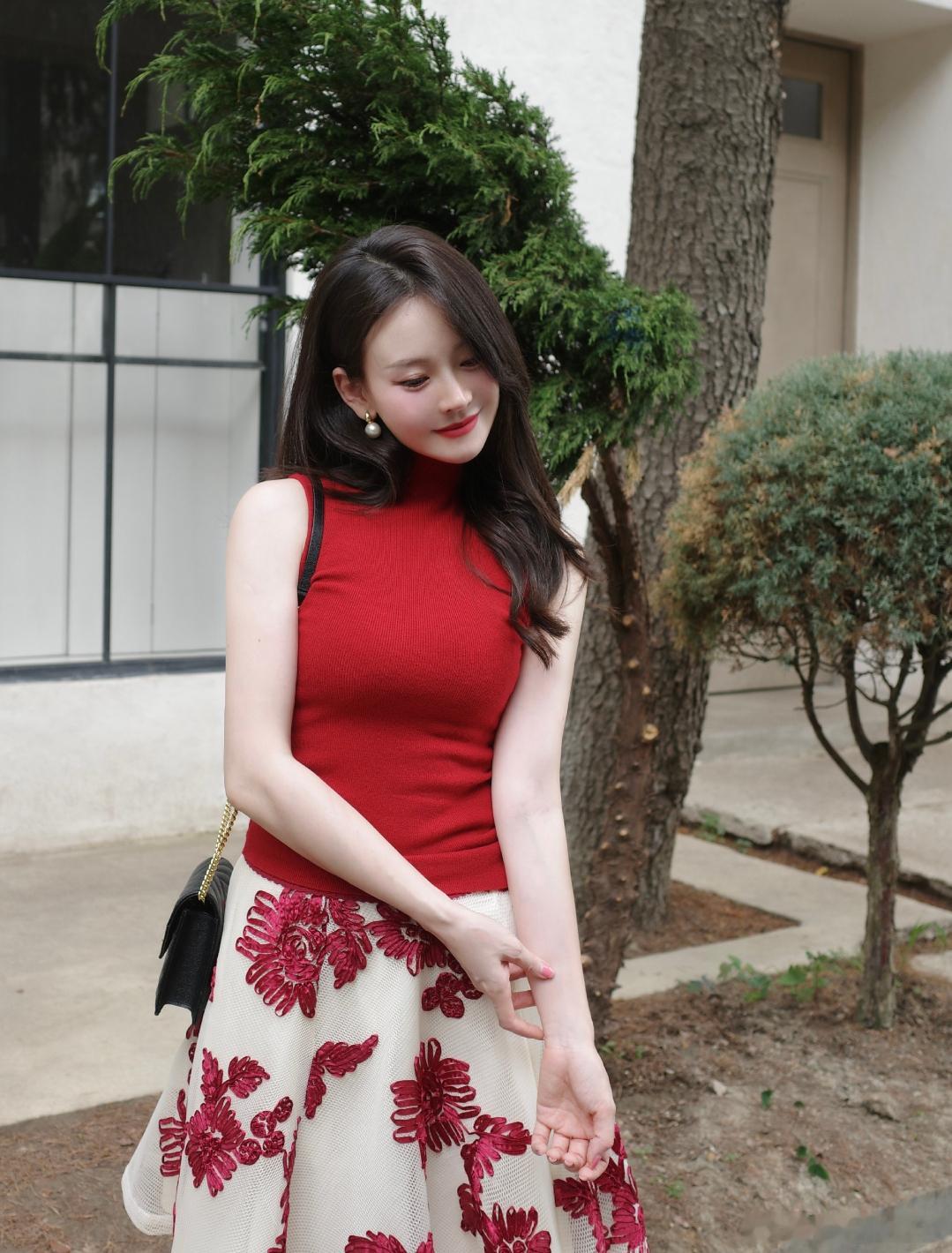 洋洋高锐’一枚红叶～吗◎红……就彤彤的象莲花一样……绽放……摇曳◎爱……就暖暖的