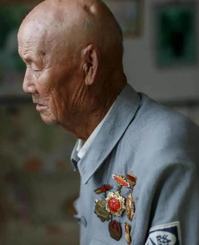 1942年，一个11岁的小叫花子，偷偷来到了日军据点，他趁日军不注意，找到了藏在