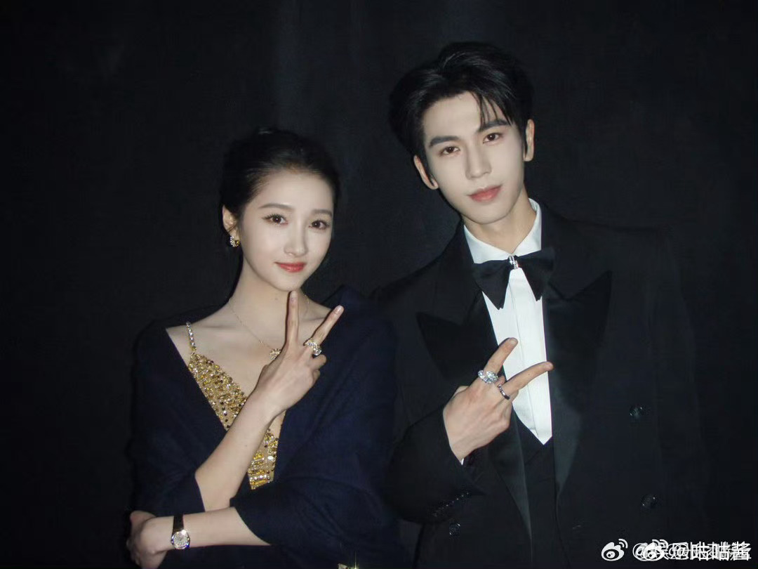 张凌赫白宇后台合照张凌赫关晓彤比耶合照 后台好欢乐啊，张凌赫也没闲着，挨个合照哈