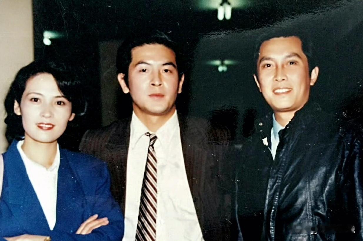 左边是秀丽的宋晓英，右边是帅气的唐国强，中间的男士是谁？
他的容貌比唐国强还英俊