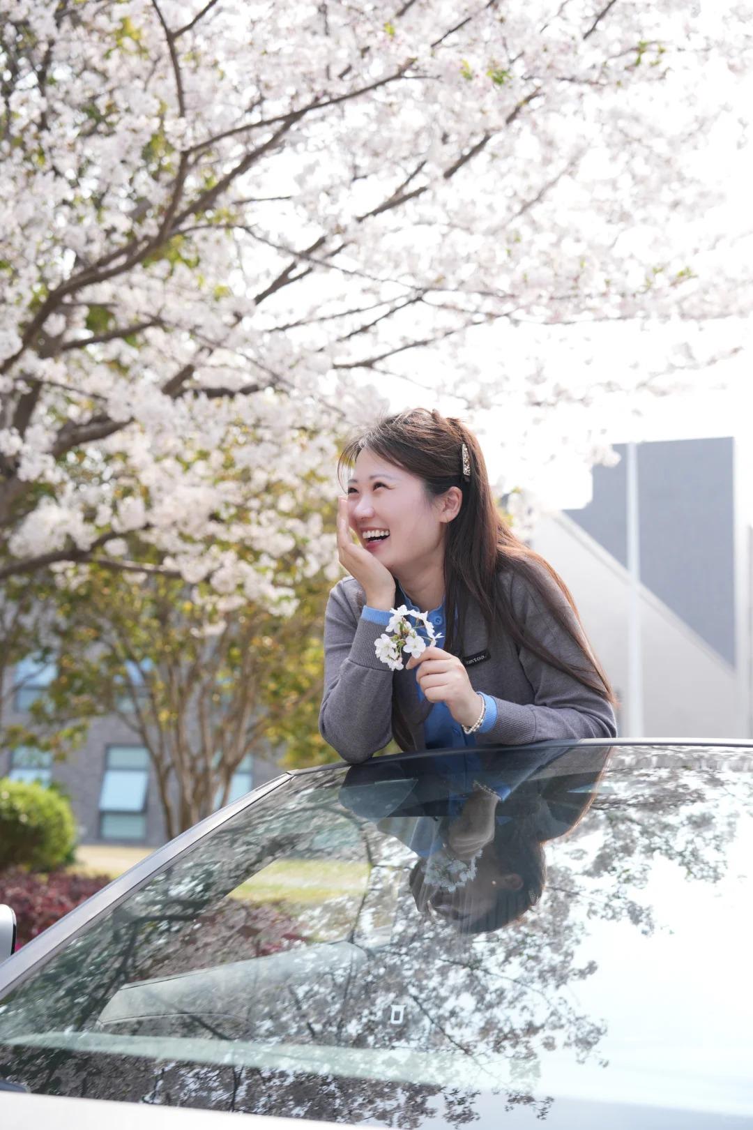 春日限定浪漫！当纯电跑车邂逅樱花雨，这颜值暴击谁能顶住？🌸🚗
谁说速度与浪漫