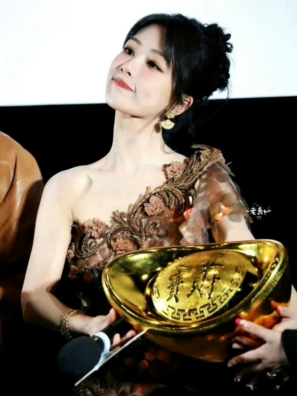 李现说杨紫是国色芳华团宠 芒果TV，晚上8点，不见不散啦。期待何惟芳嘻嘻。 