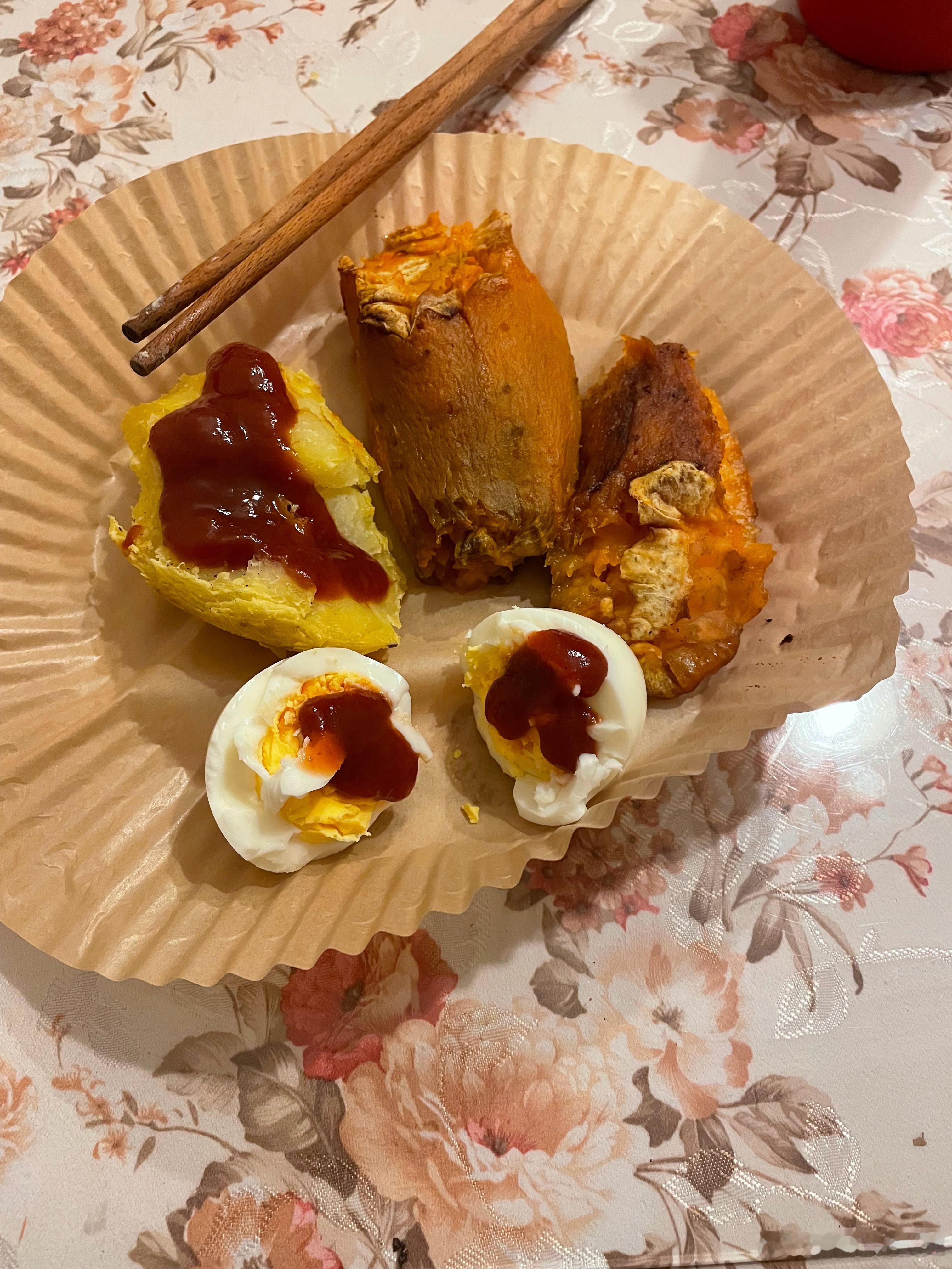 中国人的早餐鸡蛋一只、烤土豆半个，配澳大利亚西红柿酱烤地瓜两个伟大的土豆、地瓜。