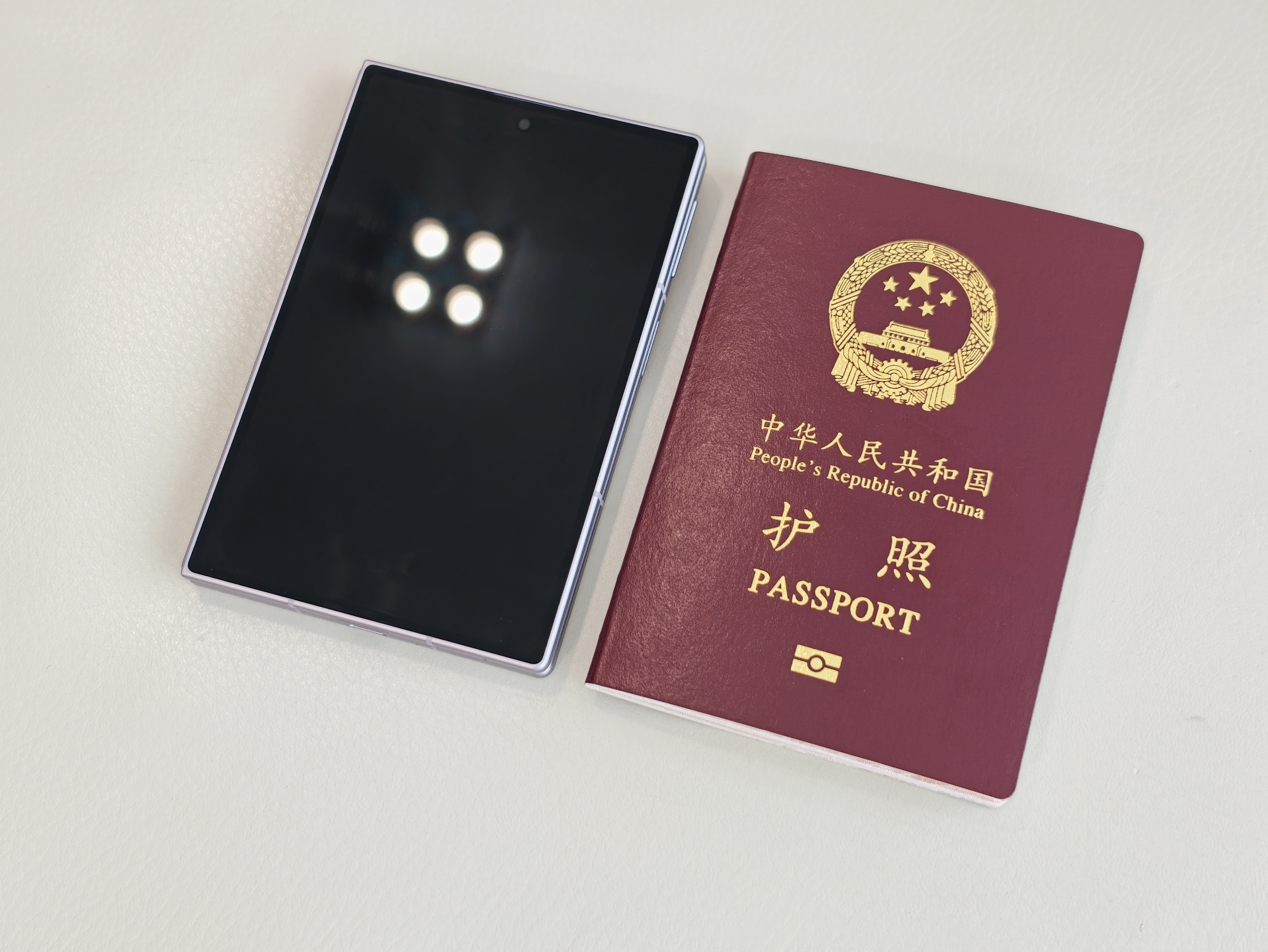 三星Z Fold8的大小和护照几乎一模一样，有护照的可以拿出来握一下，基本就知道