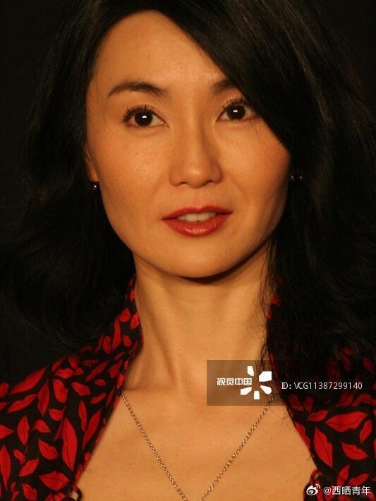 视觉中国镜头下的张曼玉，直观感受到她明亮的眼睛有多美。 