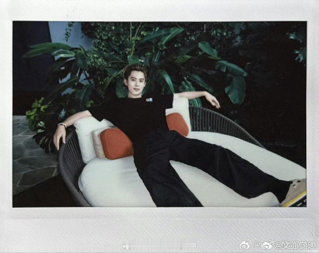 王鹤棣新加坡线下生图瞧瞧王鹤棣在新加坡的线下生图，帅气脸庞太“有料”。整体状态超