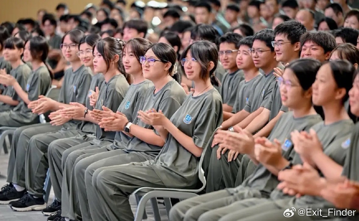 格力技工学校开学第一课，全体学生的一张留影。学生们统一着装、坐姿端正，校风严谨。