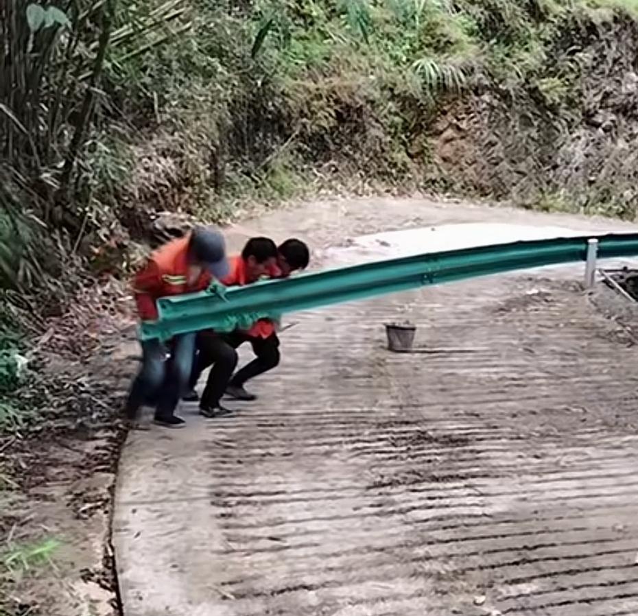 这个活不是机械干的吗，怎么会用人来硬搬呢？
爬山看到工人施工，看他们三个人使劲要