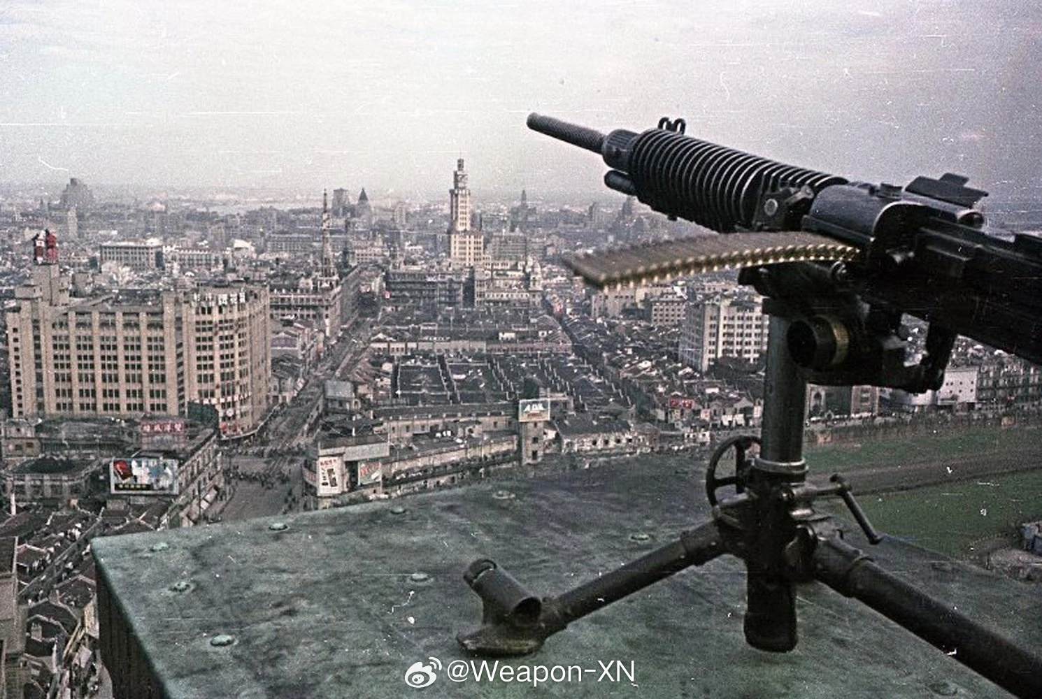 #照片中的历史[超话]# 守护上海的天空，1949 年 5 月 23 日。 摄影