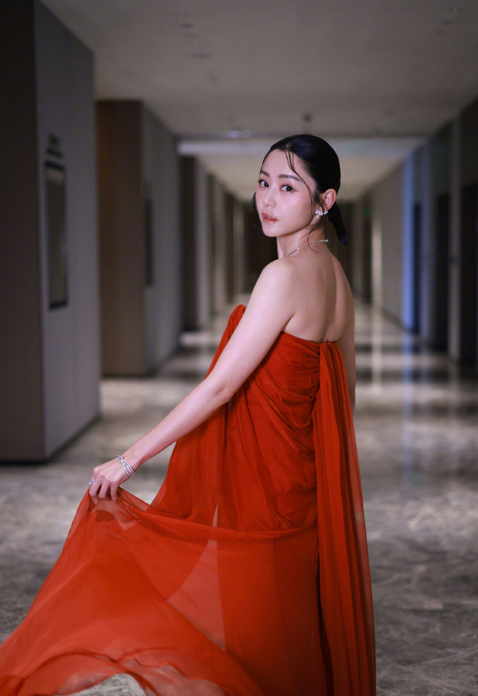 卫诗雅百花奖最佳女主  卫诗雅凭借影片《破・地狱》实力斩获第 38 届大众电影百
