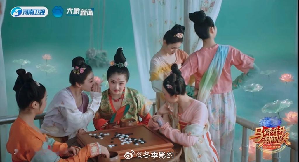 关晓彤舞台 中华诗美具象化 刷到关晓彤河南春晚的舞台直接被圈粉，四套古装对应四季