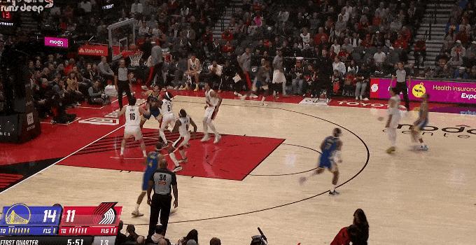 毫不怯场！杨瀚森自信持球过半场！
在今天NBA常规赛勇士对阵开拓者的第一节比赛中