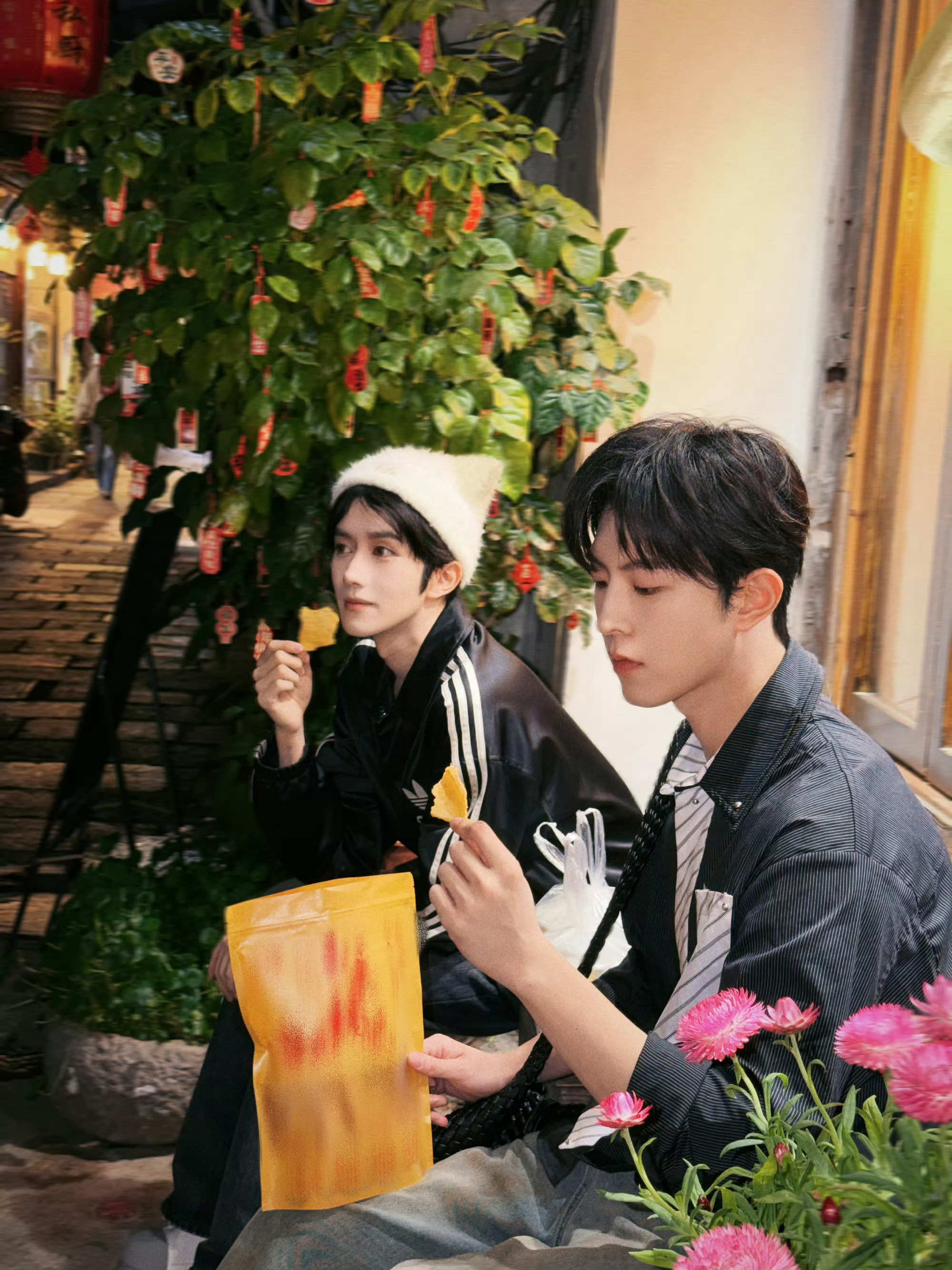 小吃街上偶遇一对颜值爆棚的小情侣 