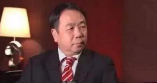 “出生在中国，我感到无比耻辱！”“钓鱼岛是日本的，中国应该立刻放弃对钓鱼岛的争夺