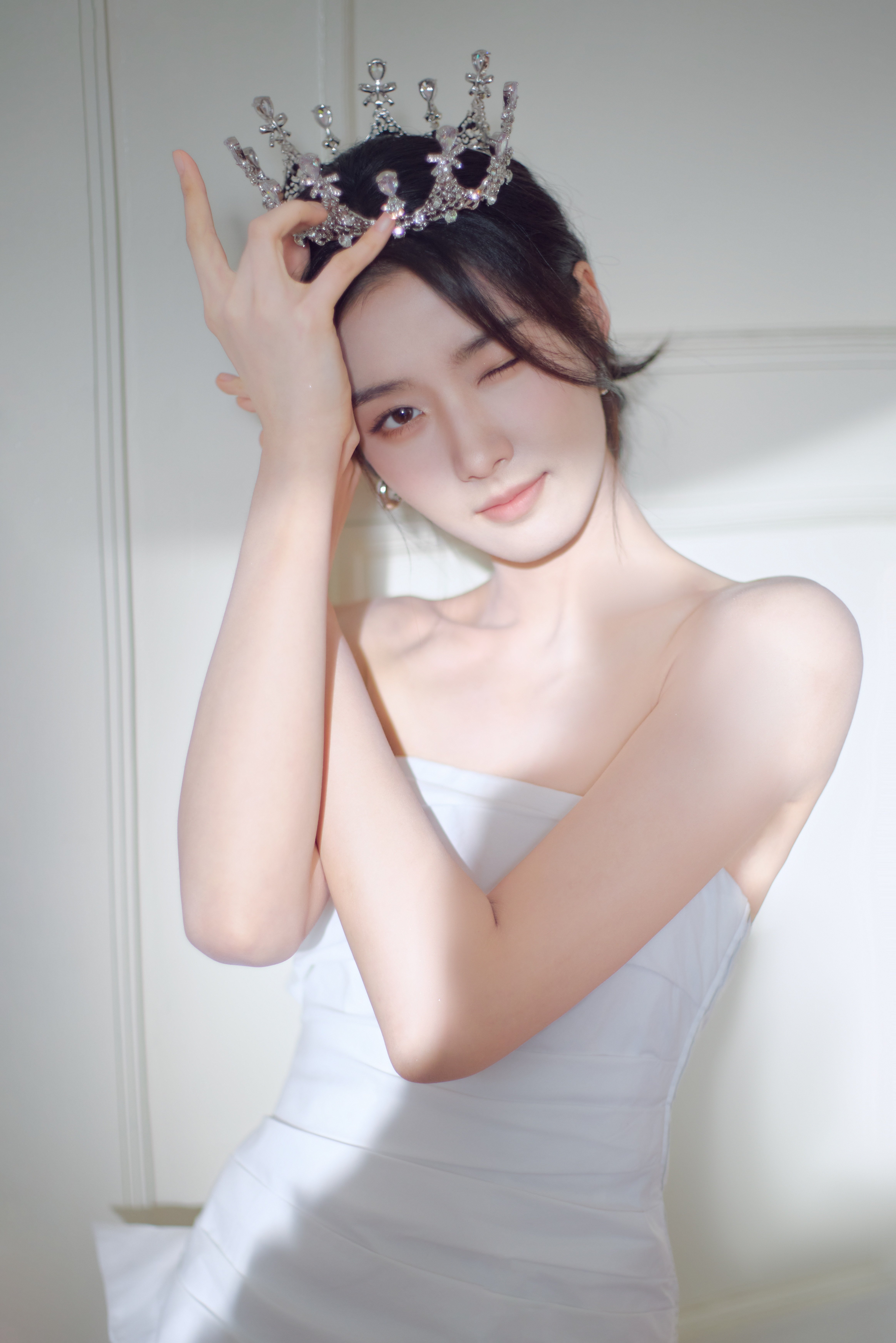 卢昱晓 × TATA 直播造型 Look，一袭纯白抹胸裙装出镜，亭亭玉立，简约纯