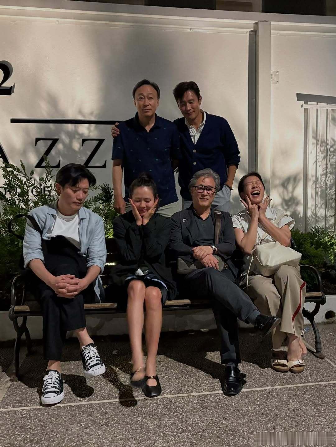 《无可奈何》剧组在威尼斯游玩的合照 ​​​