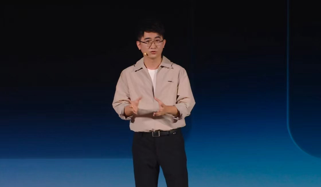 人类对折叠屏的开发不足1% AI跨窗拖放功能实用性拉满，截图内容直接拖进文档自动