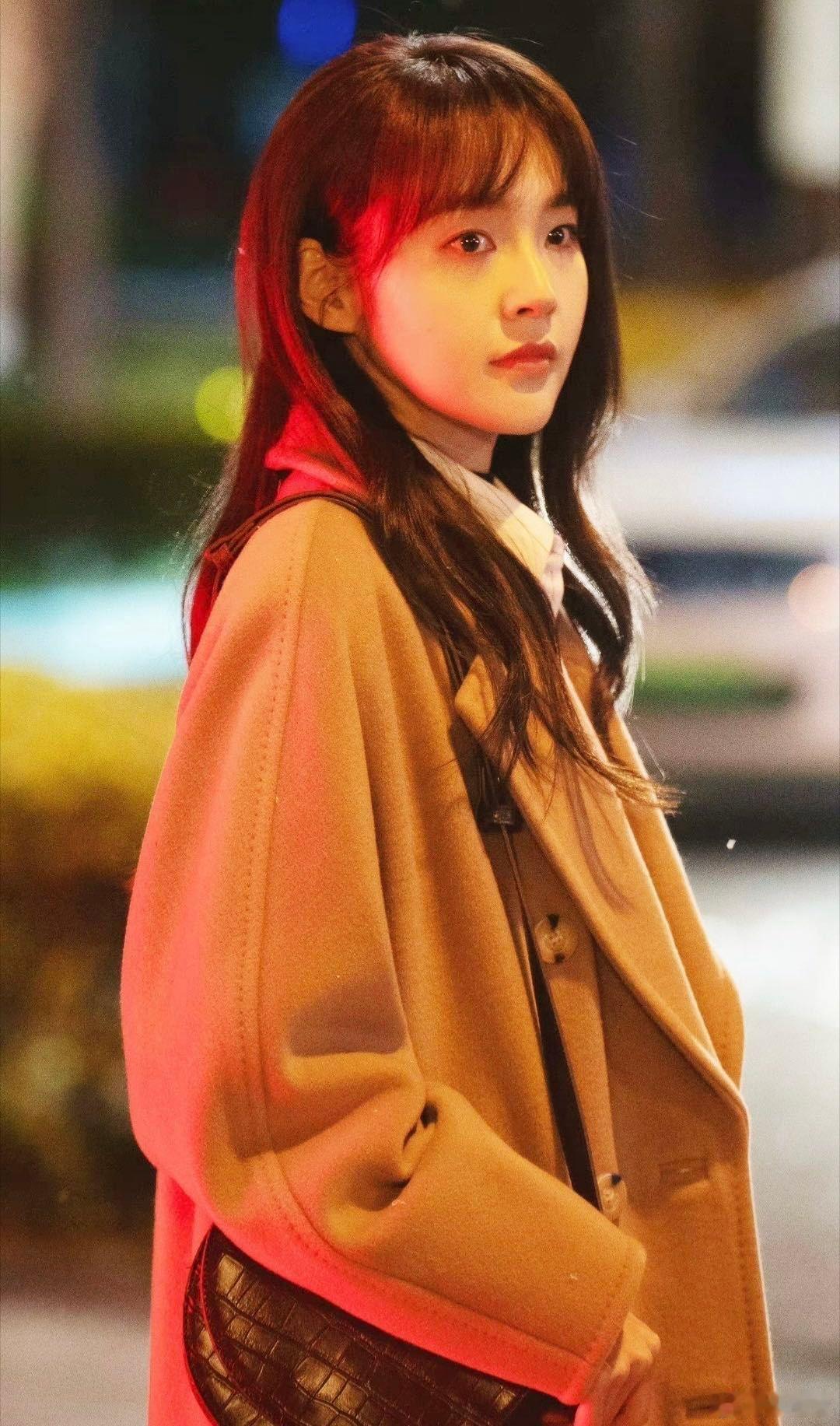 张佳宁在戏中的表现仿佛是一位知心的朋友，她用自然的演技让每个故事都变得生动而真实