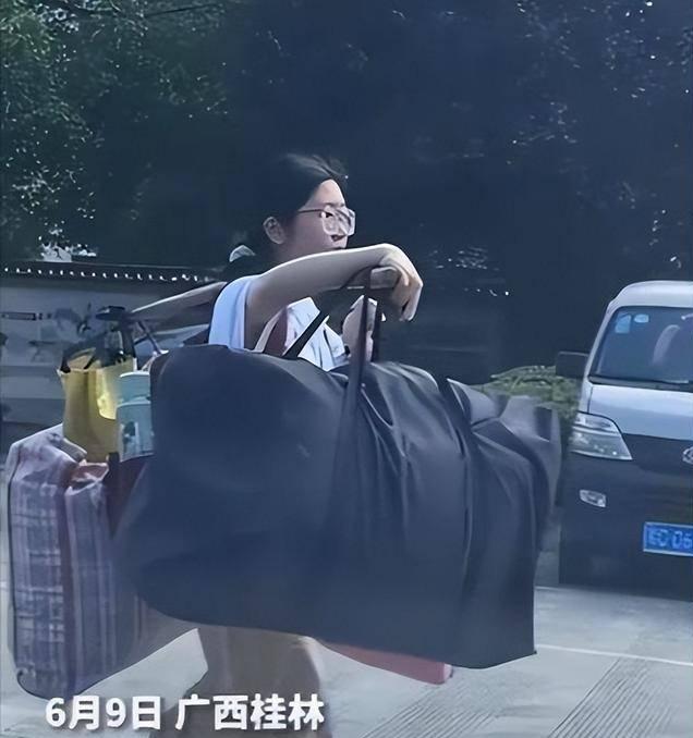 又一年高考结束！
同样是学业结束拿行李回家，官俊臣拖着两大袋沉甸甸的行李，和这个