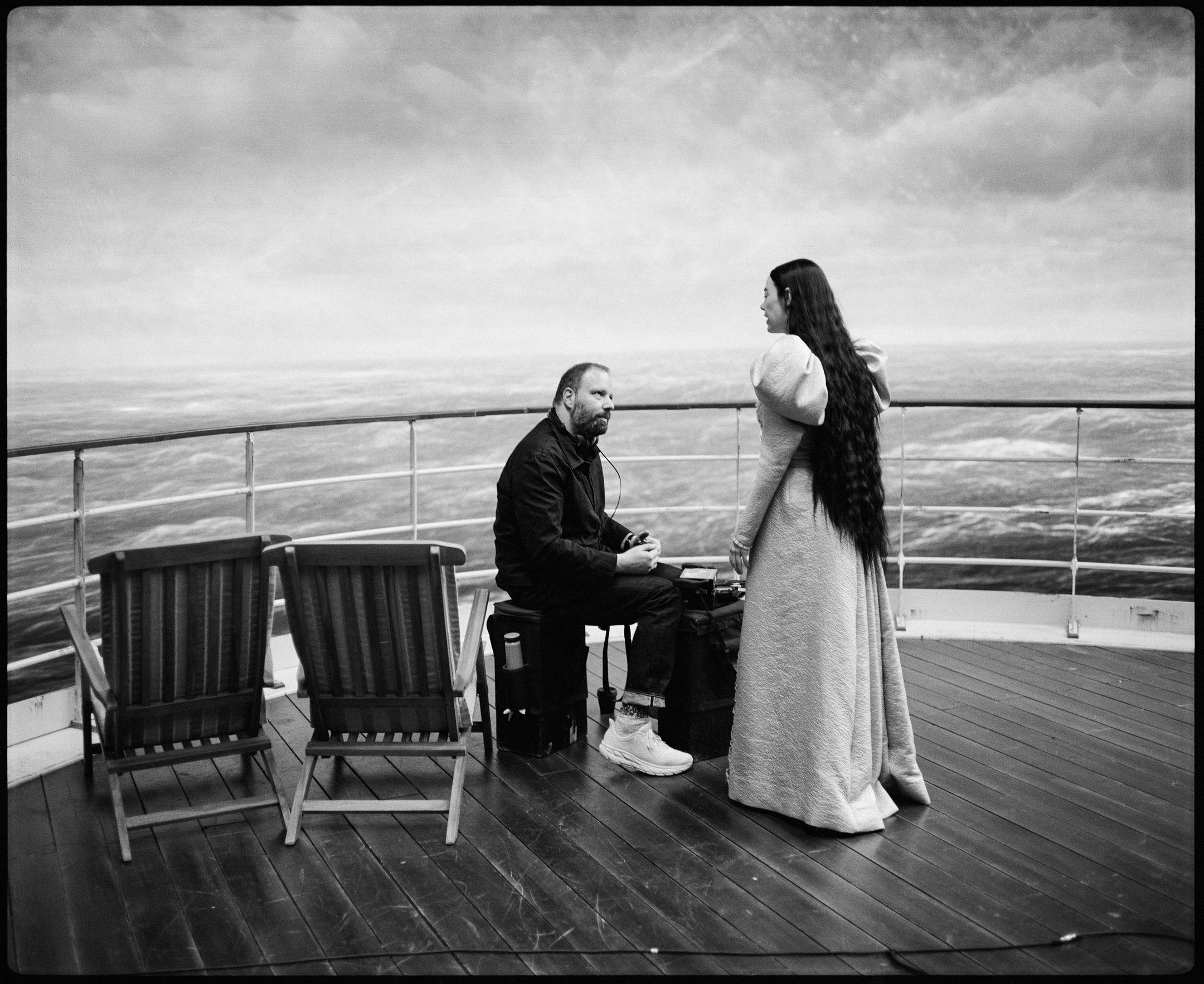 《可怜的东西》（2023）片场的艾玛·斯通与欧格斯·兰斯莫斯