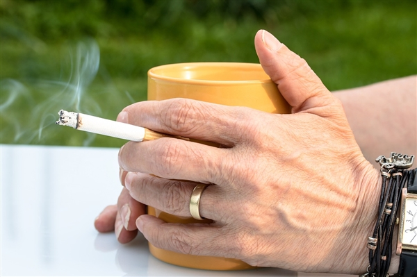 【史上最严控烟来了 深圳烟味最淡背后：上线小程序 随时投诉和举报】深圳的最严控烟
