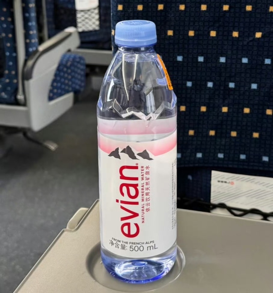 一瓶矿泉水卖22块钱，确实过分了，纯纯收割智商税。要说健康还是烧开水喝最健康。还