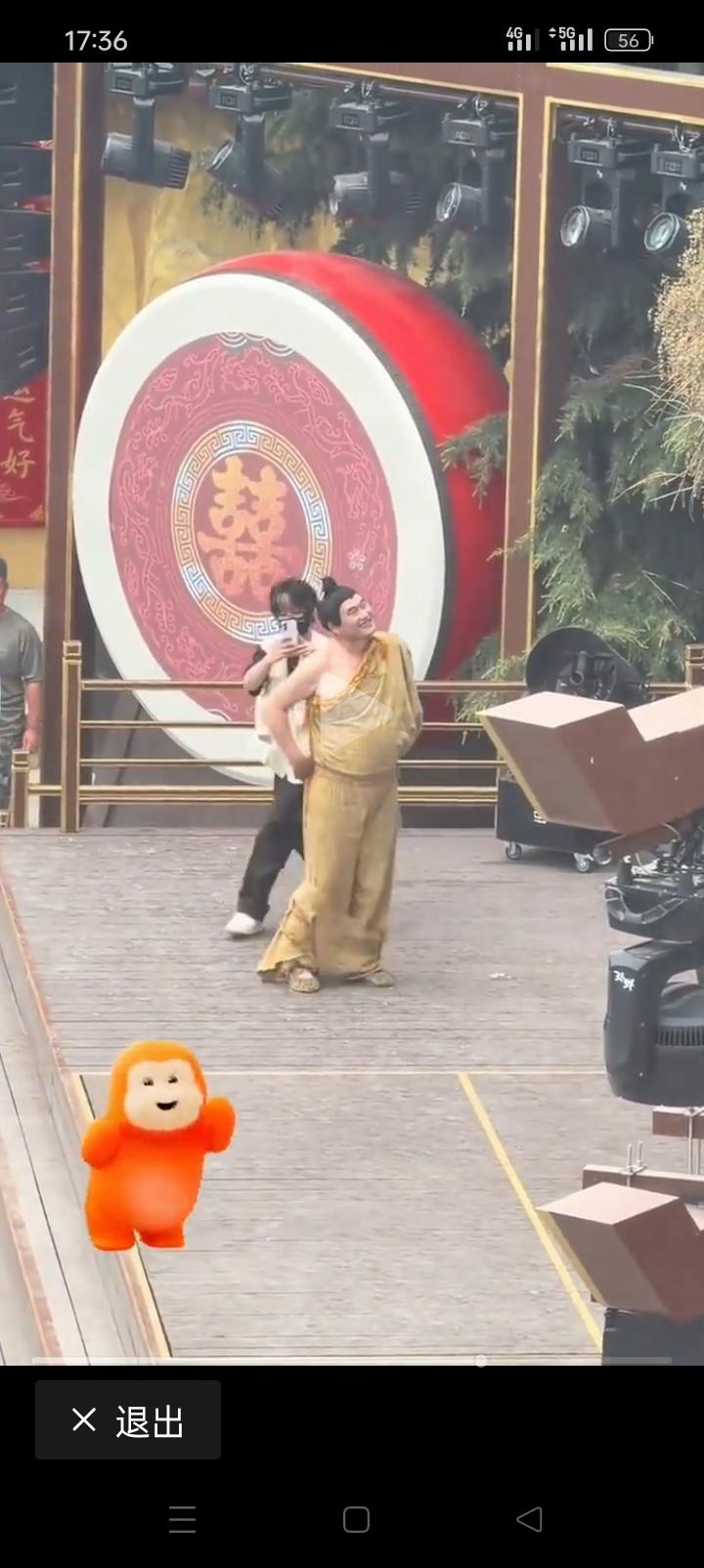 朱之文现在演技达到炉火纯青了，瞧，这不又变上魔术了，一上台，裤子自动掉下来了[捂