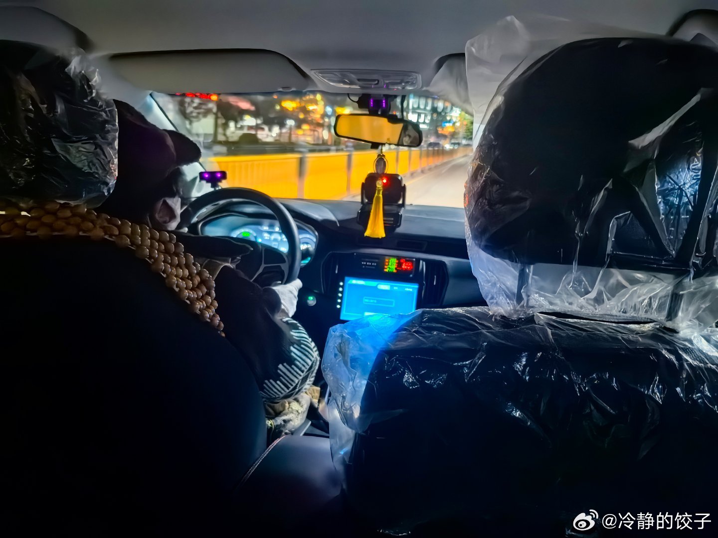 打车打到一辆全新出租车座椅塑料膜还没撕大妈说这是她第二天跑出租两天跑了七百公里 