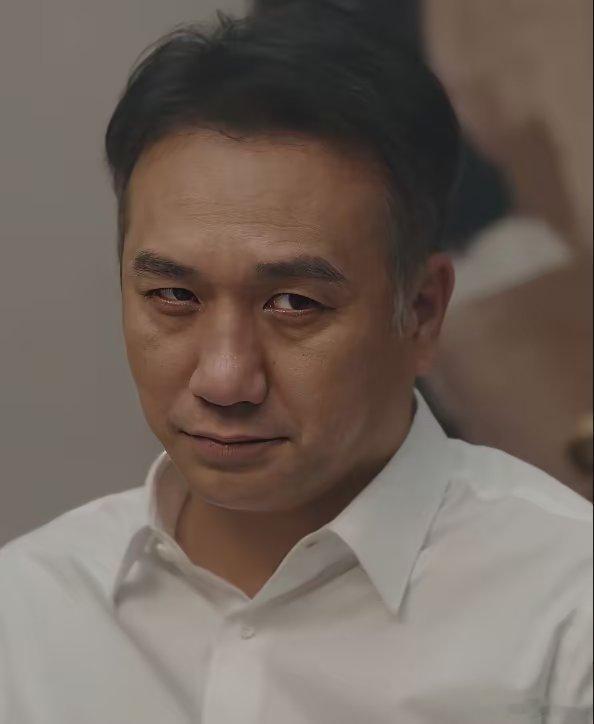查了查《问心2》中东立医院心外科主任的扮演者，原来他出生在文艺家庭，父亲越剧演员