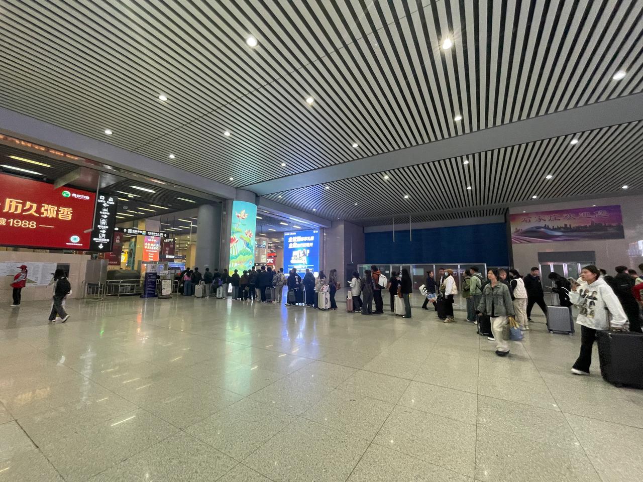   #地铁提速生活# #城市# 从高铁下来，大包小包的，还要地铁安检，石家庄火车