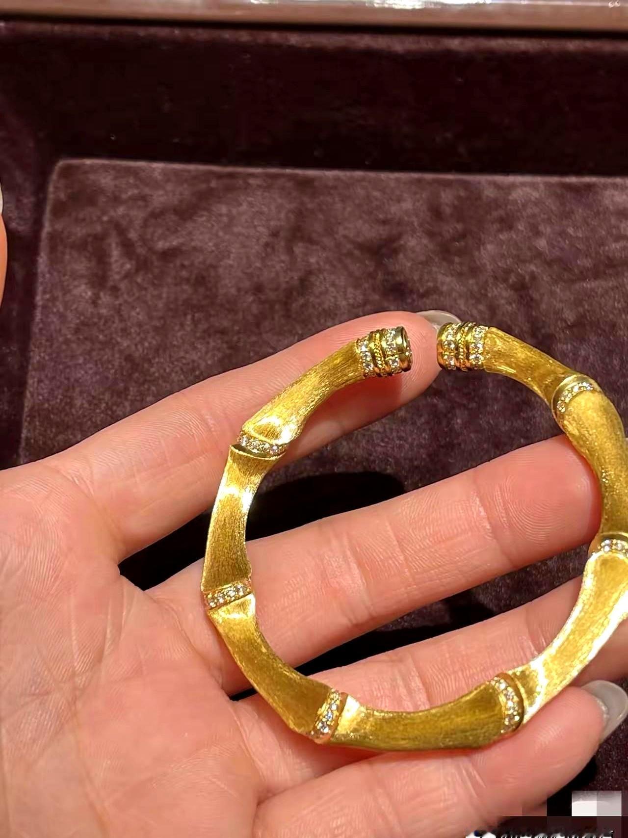 昨天路过商场金店，三个导购围着一个空柜台发呆，这一幕直接给我整不会了。
找那个在