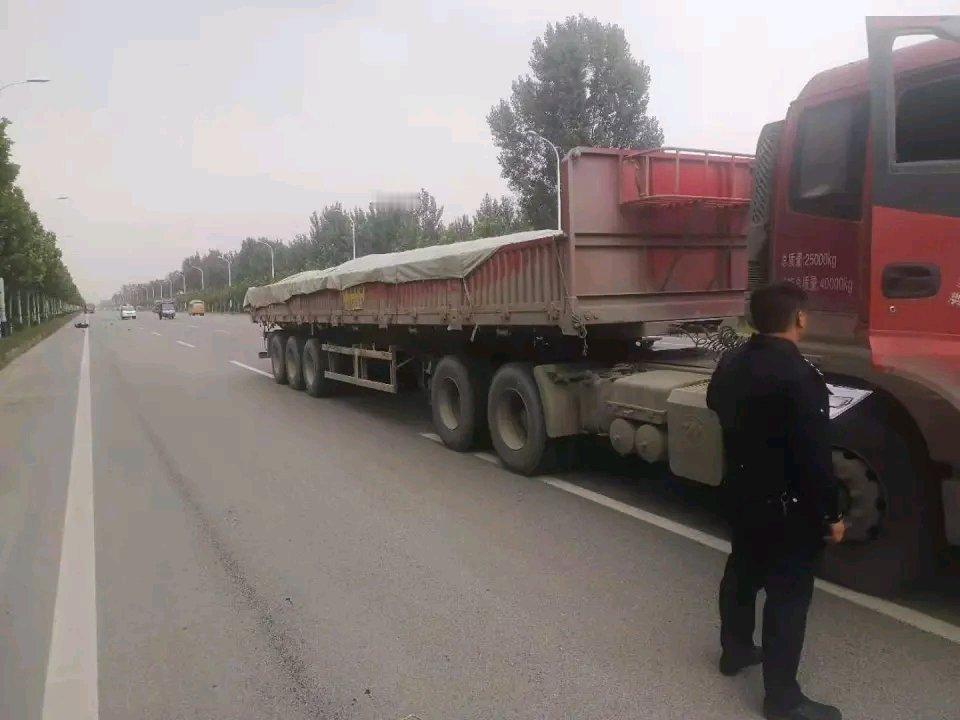 这事儿真让人唏嘘。货车司机谷先生1968年出生，靠开货车谋生。2019年他驾车剐