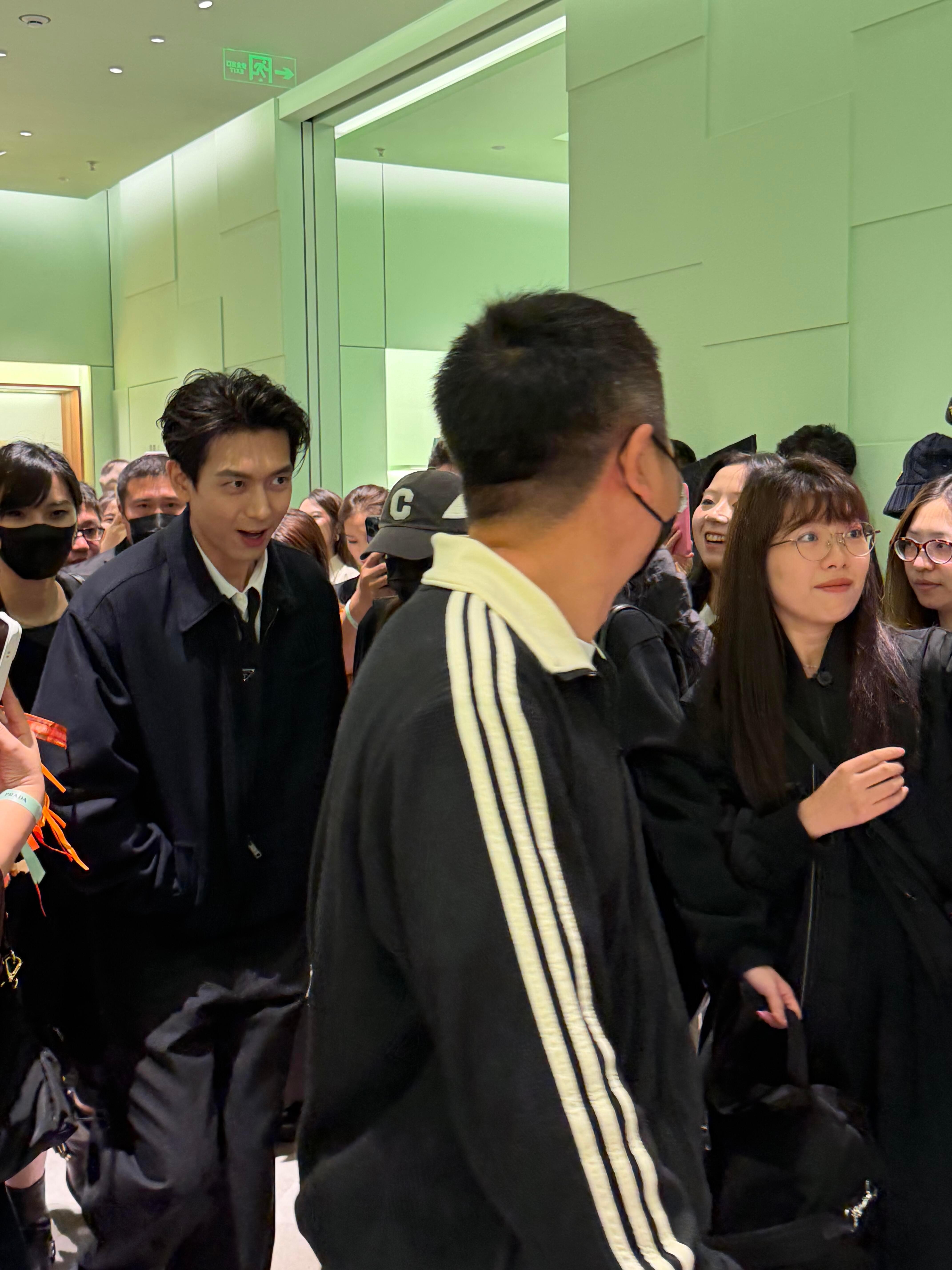 李现内心os：我寻思我不是来参加Prada活动的吗？咋感觉是粉丝见面会嘞Prad