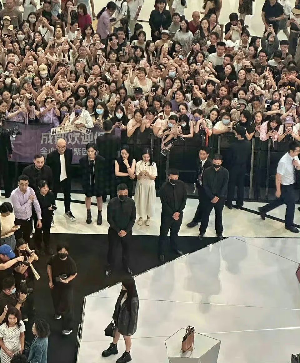 为什么追星的全是女生，紫妹没有男粉么 ​ ​​​
