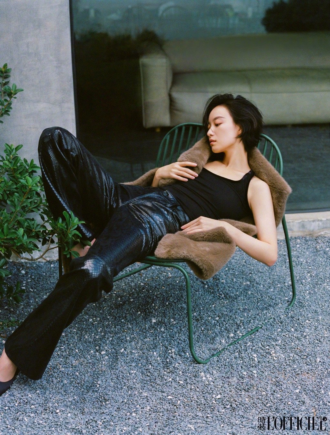 倪妮时装十二月封面倪妮时装闭年刊封面 倪妮把人生调成了高定频率！封面中的她，既有