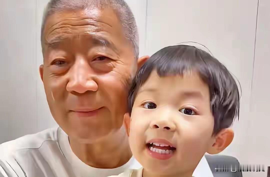 60岁生三胎的老黄公开回应老伴病情：晚年的幸福，从来不是清闲无忧
 
老黄终于摊