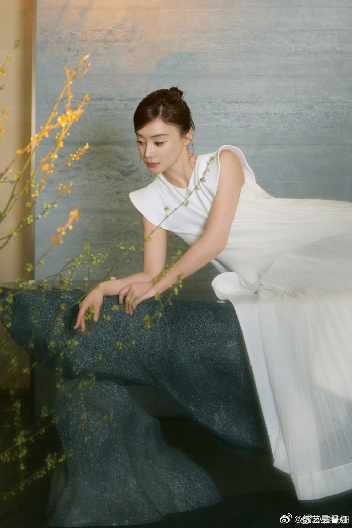 袁姗姗千禧年职场穿搭 元气配色配干练剪裁，通勤时髦两不误。（物料cr：logo，