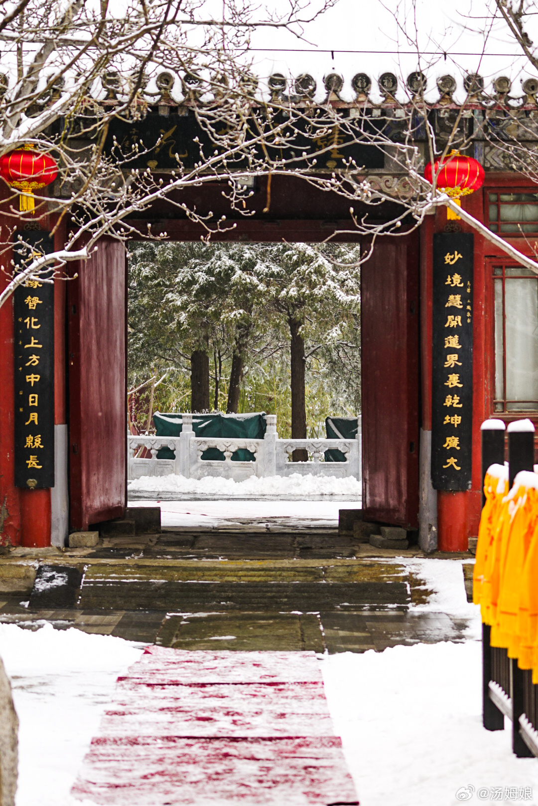 戒台寺，原名慧聚寺，是京城著名古寺，位于北京西山的马鞍山腰，距京城约25公里。始