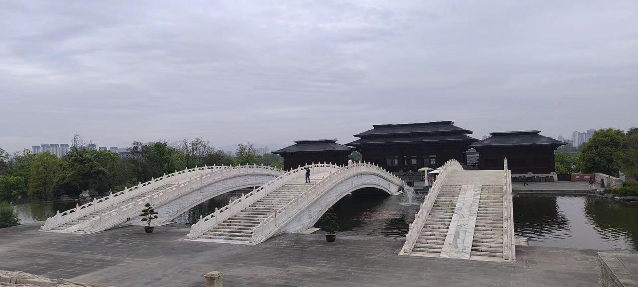 要门票！每位100元，有节目了180元，超值，没有额外收费…