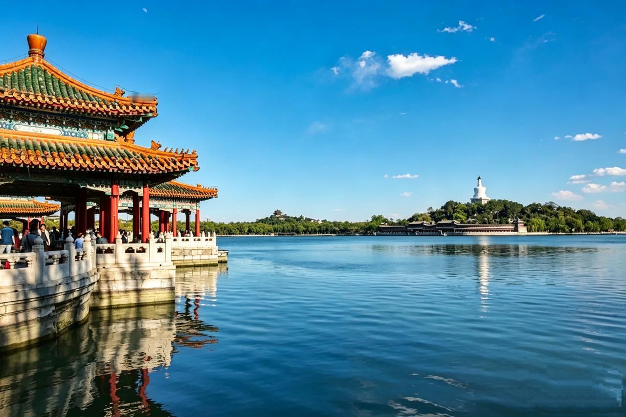良月逛北海公园
文/冯继兴

云屯一塔耸牌楼，琼岛浓荫逸兴遒。
鸱尾涵空飞日影，