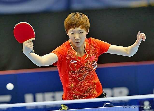 王曼昱今晚赢得不容易，第一局打到了40分，十分罕见，尽管王曼昱19比21输掉这一