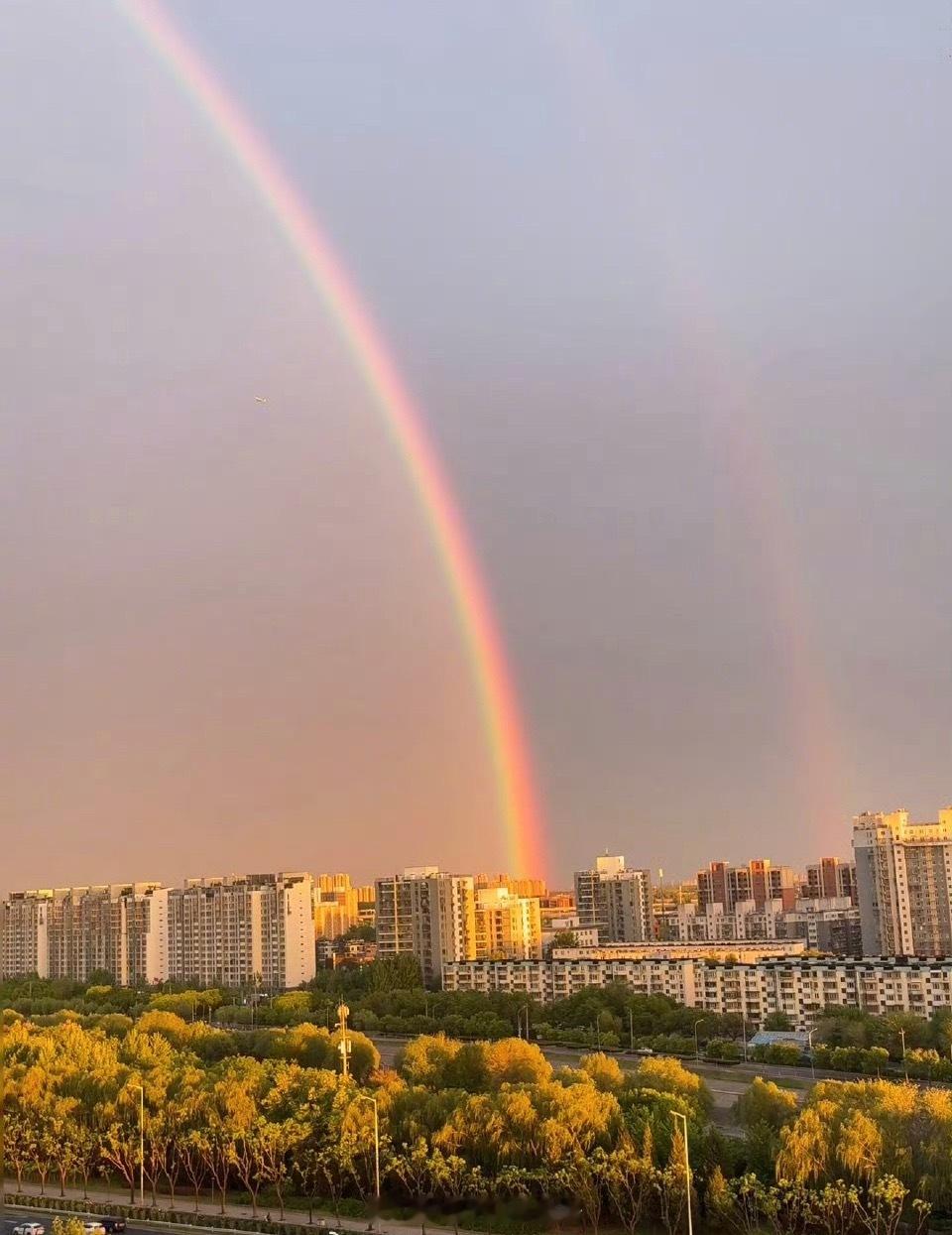 北京彩虹五一限定祥瑞！北京双彩虹凌空，愿日子如虹，绚烂明朗🌿你拍到今日北京绝美