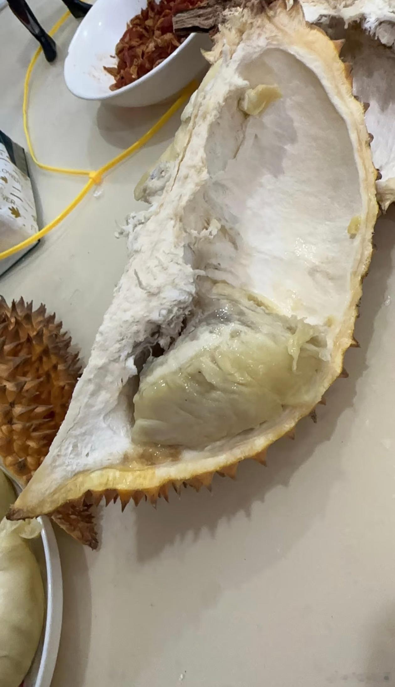 帮忙看下这个榴莲是不是坏了，还能吃吗榴莲果肉有点黑色，还能吃吗