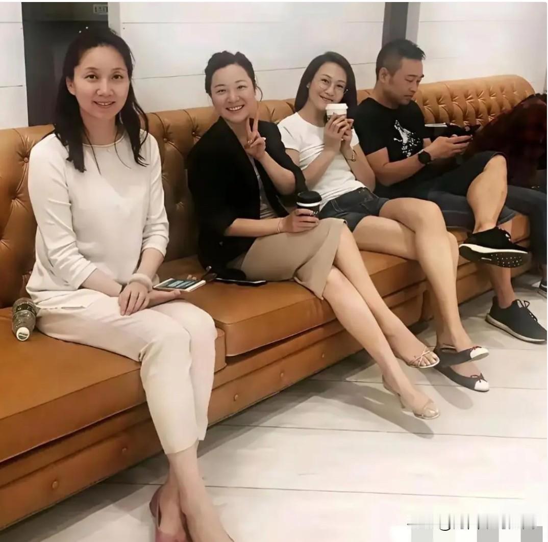 谁能想到，镜头前端庄严肃的《新闻联播》国脸，私下聚会竟是这般模样？李修平一身简约