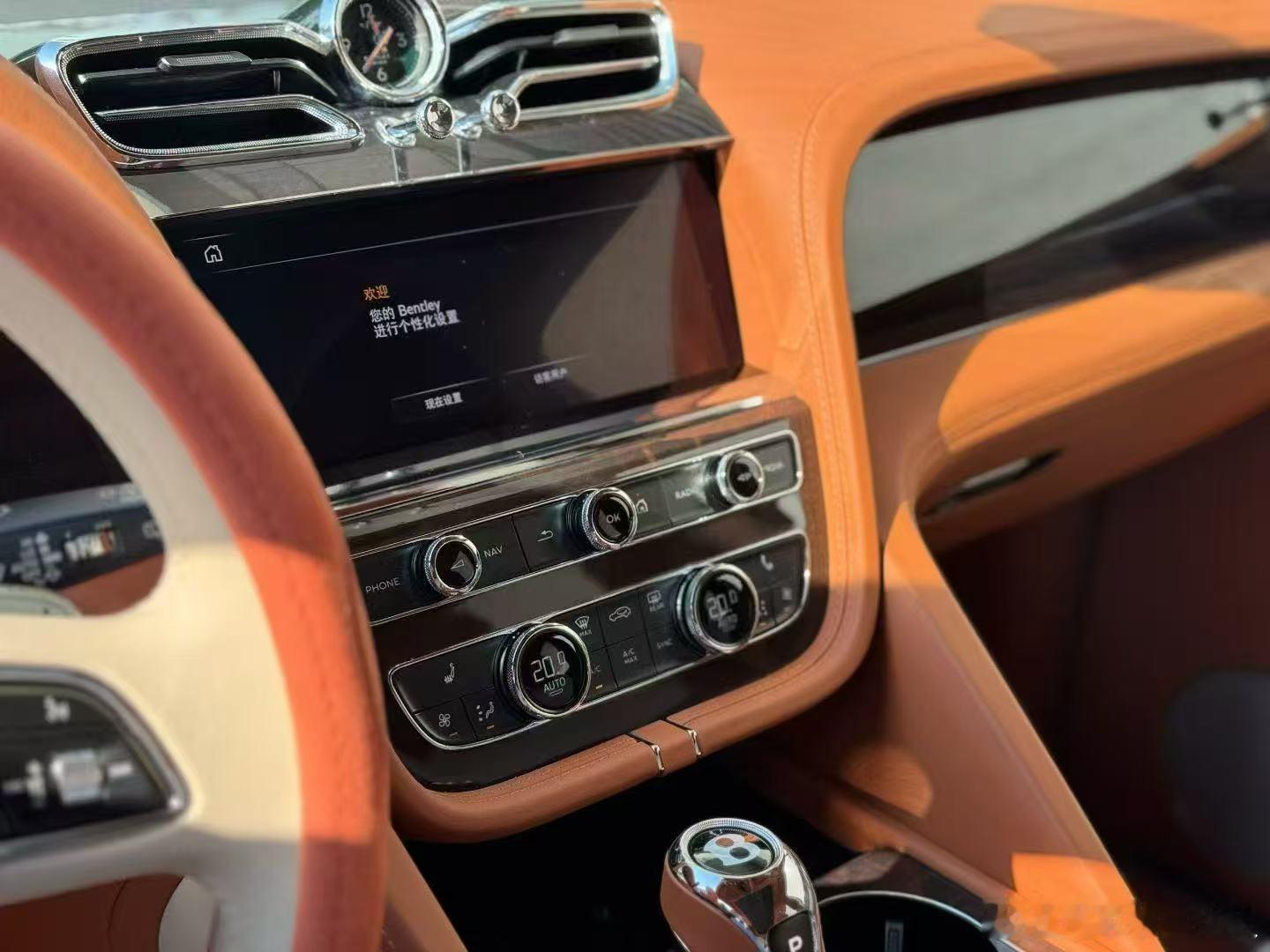 宾利添越 炫蓝色车漆 双拼色内饰，24年上牌，9000公里 