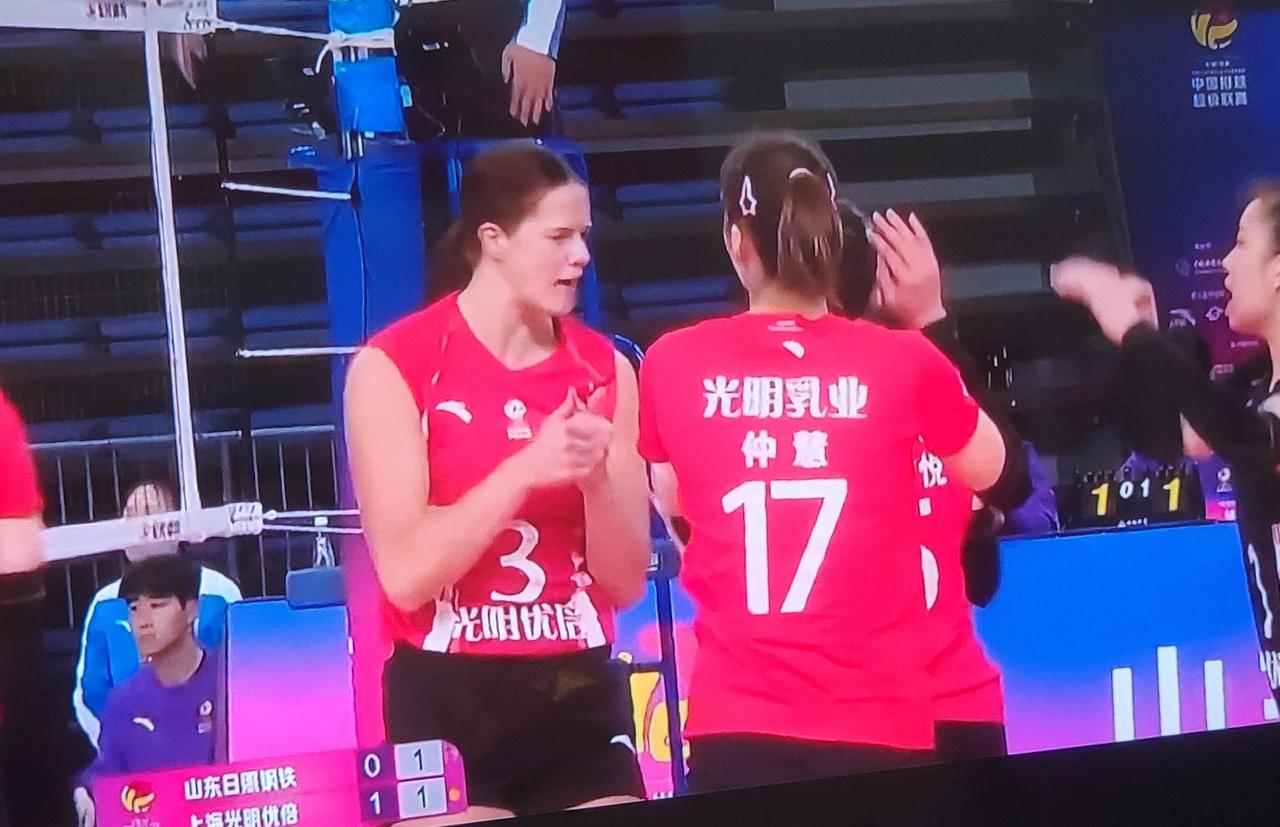 山东女排又是倒在了上海女排关键分上，第二局山东女排再次23-25上海，山东女排再